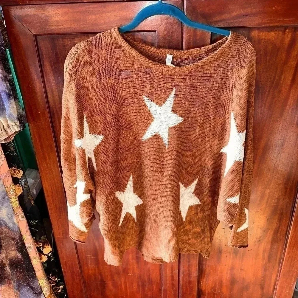 Wishlist M/L rust colored star slub sweater with cream stars. NWOT.Dolman sleeve